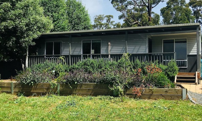 Marysville Cottage | Marysville in town Darwin-Split AC-Smart tv-WIFI byo linens clean as you go