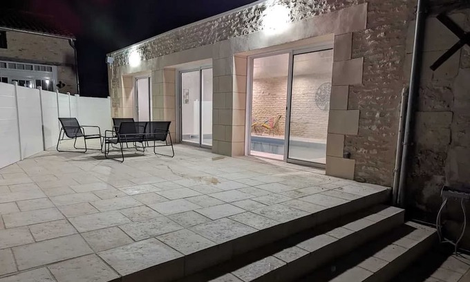 Jaunay-Marigny Villa | Homerez - Big villa for 16 ppl. with swimming-pool and terrace at Jaunay-Clan