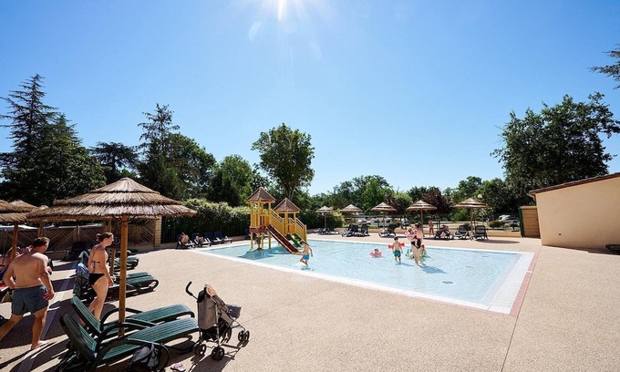 Gigny-sur-Saone Ski Chalet | Luxe 5 Pers. Villatent at 5-star castle campsite Château de L 'Epervière