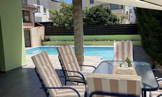Universal House | Well situated comfortable luxury villa with swimming pool.
