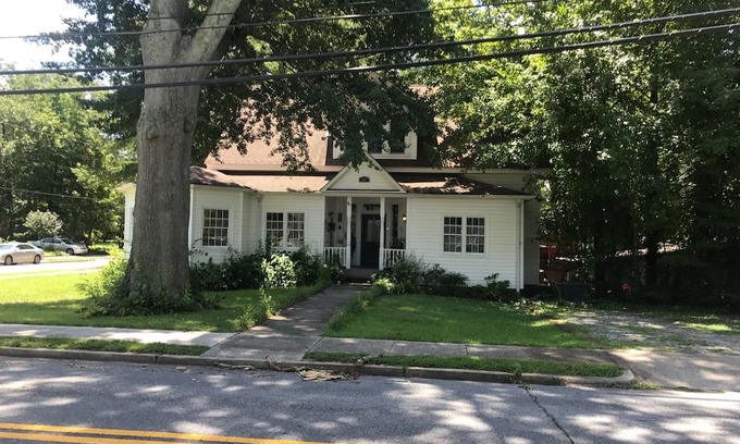 Carrollton Apartment | The Zen-ter BnB Suite #3 in the heart of Carrollton Georgia