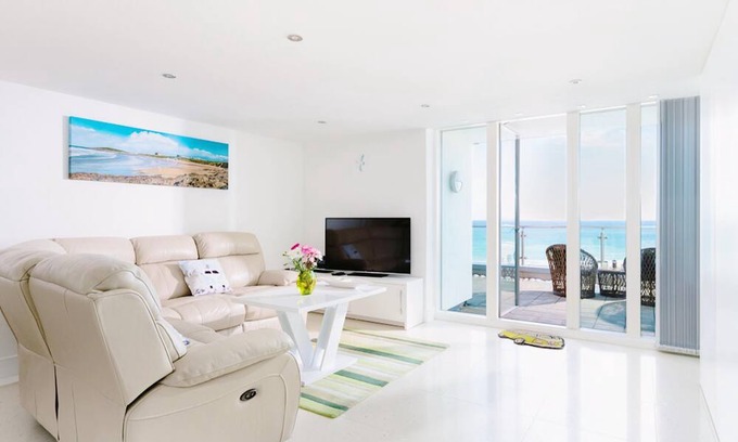 Newquay City Centre Apartment | 25 Rocklands-Modern apartment with spectacular ocean views, large private terrace. Secure parking