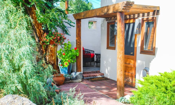 Taos House | La Posada de Taos Casita, 2 block stroll to Plaza, Wifi, private patio and quiet
