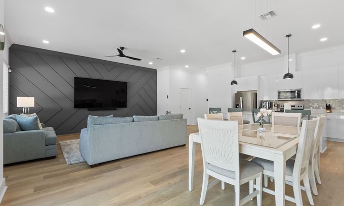 Tampa Apartment | NEW Casa Cielo - Gorgeous Newly Built Tampa Home