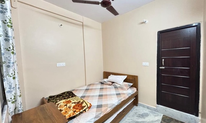 Krishnanagar House | Sri Mayapur Chandrodaya Guest House
