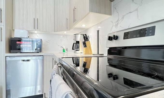 Niagara Falls Resort | Bentley Commons Fallsview Towns