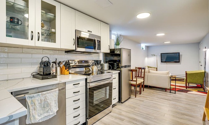 Carag Apartment | 9 Mi to Mall of America: Convenient Apartment!