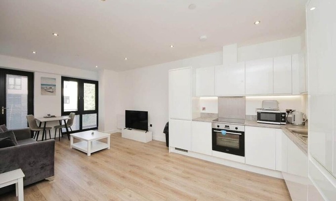 Barnt Green Apartment | Modern Comfort: Seven Stays Broadoaks
