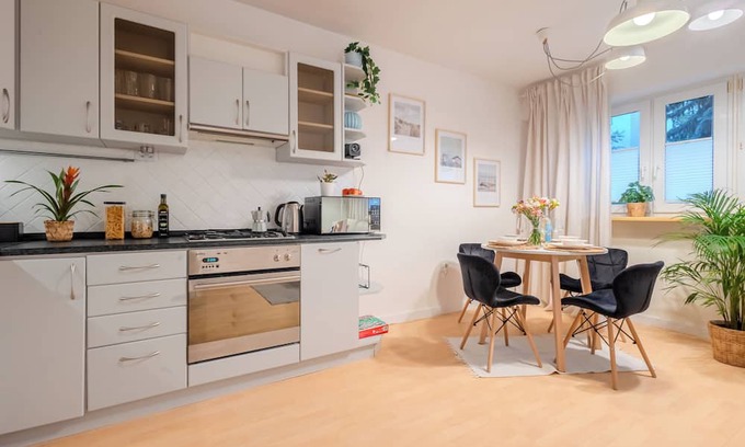 Rakowiec Apartment | Charming Apartment Near Chopin Airport with Private Home Theater!