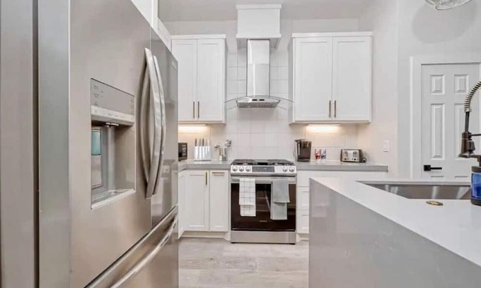 Greater East End House | Stylish Eado Haven: City Charm, Modern Comfort
