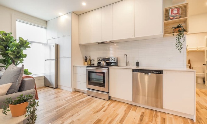 Hochelaga-Maisonneuve Apartment | HOMA-Comfort&Style-2BR-Spacious-Natural Light-FeelHome-A/C-SelfCheckIn-Metro