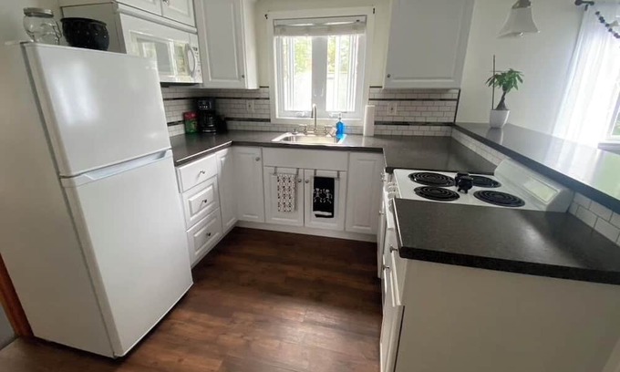 Beverly House | Cozy 1 Bed/1 Bath Near Salem
