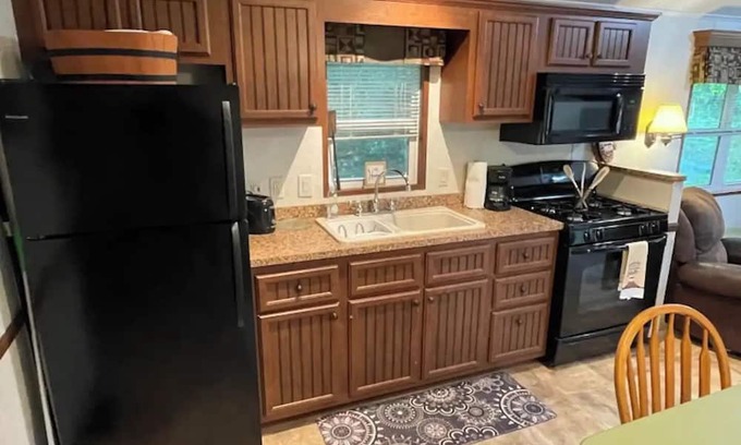 Senecaville Cabin | Queen's Place near Seneca Lake