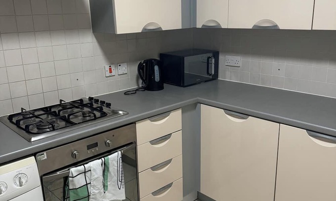 Ipswich House | Spacious home in Prime Location - Free Parking