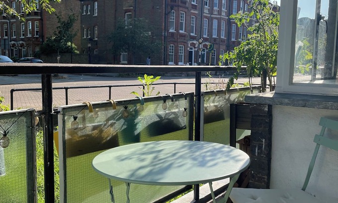 Vassall Apartment | Spacious 1 bed flat in zone 2