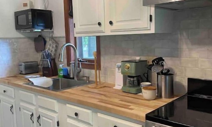 Drewsville House | Cozy private studio -full kitchen and bathnn