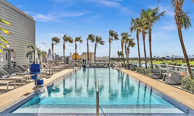 Surfside Apartment | Double Queen Room-Hosted by Sweetstay