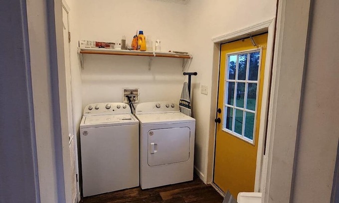 Smith County House | 3-bedroom house in tranquil Lindale with AC, WiFi. Enjoy a peaceful getaway