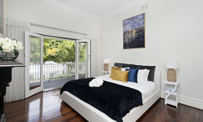 North Perth House | Grand Hyde Park 3 Bedroom Home by WorldWide Welcome