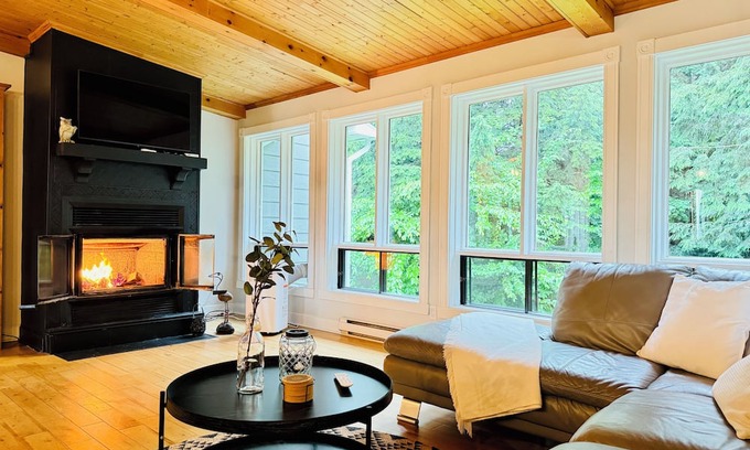 Potton Ski Chalet | The OokPik, Spa, Lake, Firepit