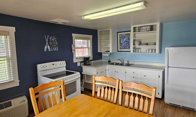 Lakeport Cabin | Cabin with 1 Queen bed & 2 Doubles /Kitchen