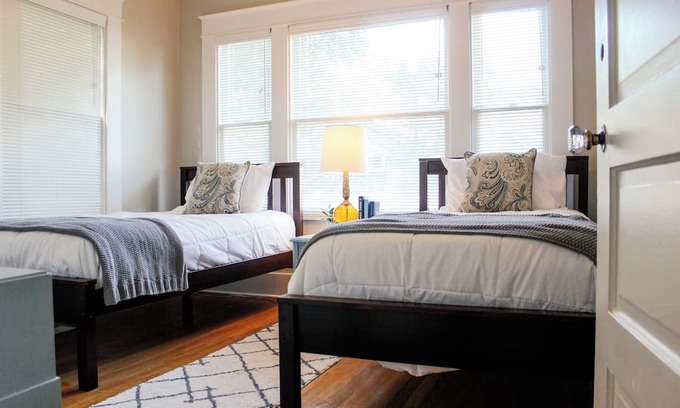 Van Buren House | The Honey House - Walk to Downtown and Train