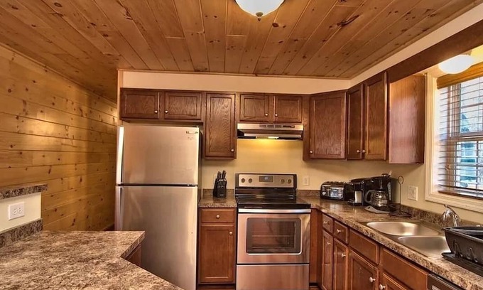 Hickory Hills Cabin | Lux Cabin-5min to SKI SLOPES, BIG game room/Bar, BB Court, HOT TUB, FIRE PIT!