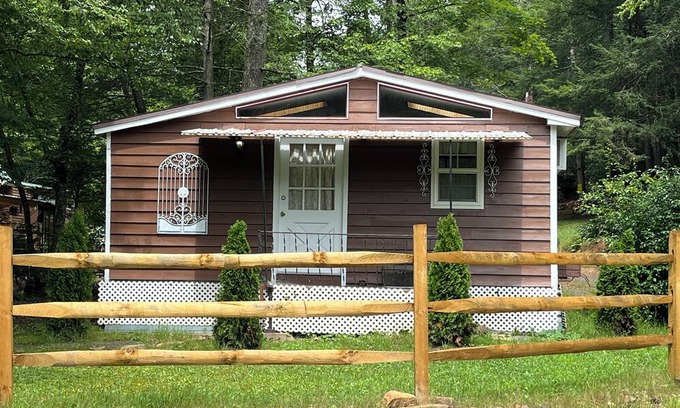 Marlinton Cottage | Charming cottage with WiFi/AC, Bicycling, Hiking, canoeing, Snowshoe Mtn, Cass.