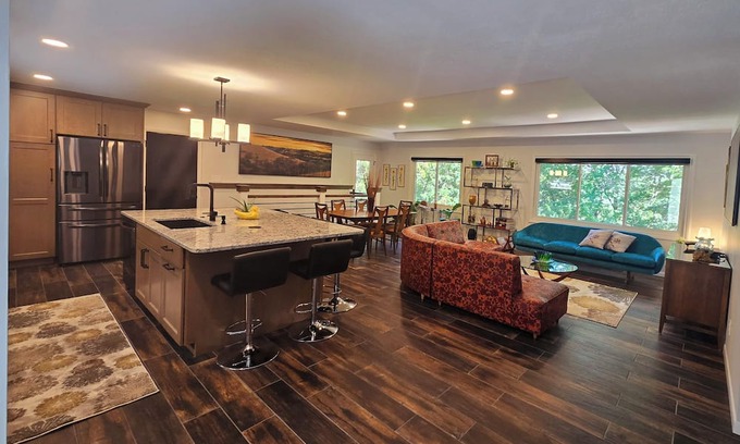Manhattan House | The Bradley House - Beautiful & Spacious Home - Near Campus & Stadium