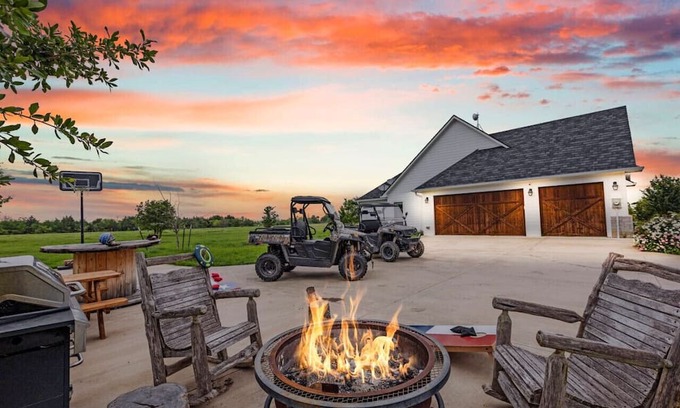 Waxahachie House | 120-Acre Estate:WaterTubing, Livestock,Event Space