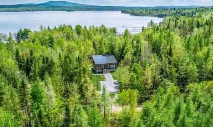 Beaulac-Garthby House | Au Bord du Lac Aylmer- Spa- 10 personnes