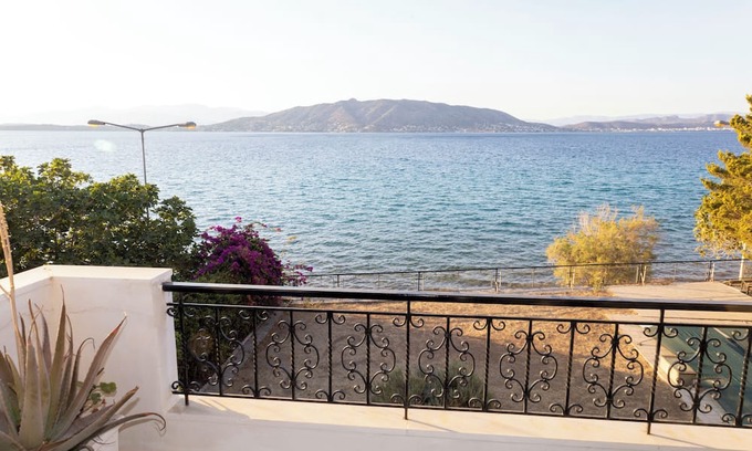 Salamis House | Salamina Blue Horizon House, next to the beach