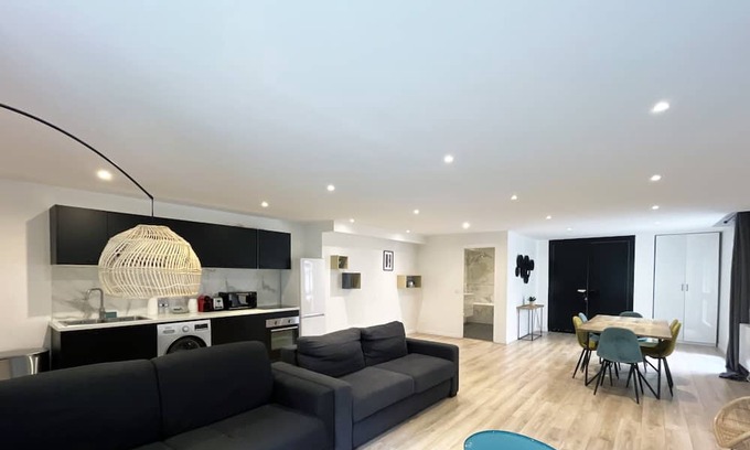 Amerique Apartment | Urban Flat 182 - Spacious 4 Bedroom Flat in Paris