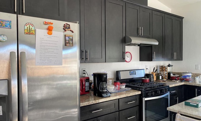 Bakersfield House | Beautiful and fun art house. Near lake and walking park.