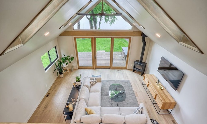 Maple Plain House | Serenity Shore: Modern Getaway