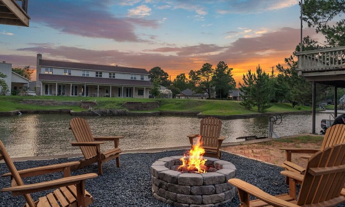 Cedar Creek Reservoir House | Two Luxury Homes For Large Groups