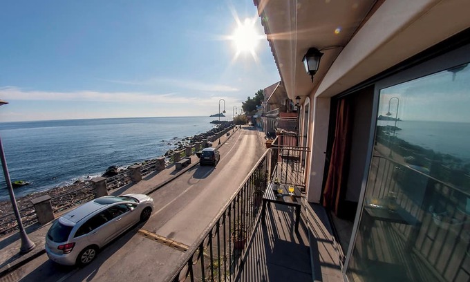 Capo Mulini House | Homerez - Spacious house and sea view - Acireale