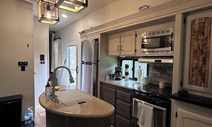 Charleston House | Cozy Camper close to Fishing & Boating