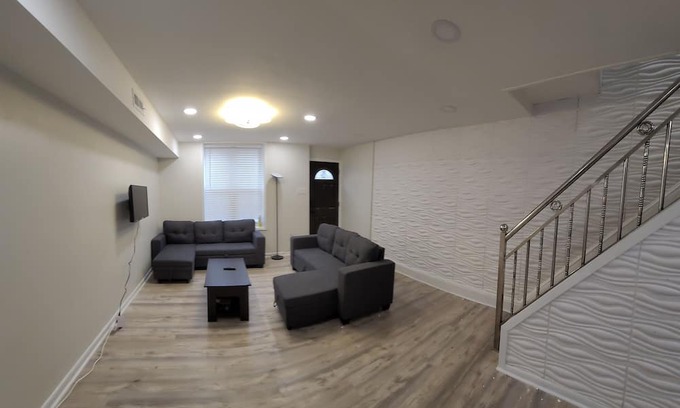 South Philadelphia House | Cozy Modern Sleep11 Guest House just minutes from historic Philadelphia downtown