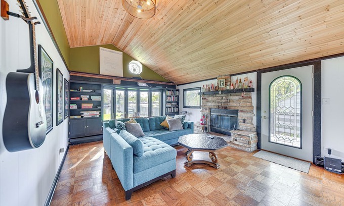 Fox Lake House | Charming Lake Pistakee Home w/ Kayaks & Patio!