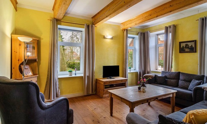 Oldersum Apartment | Apartment 'Gulfhof Oldersum Dachgeschoss' with Shared Terrace, Shared Garden and Wi-Fi