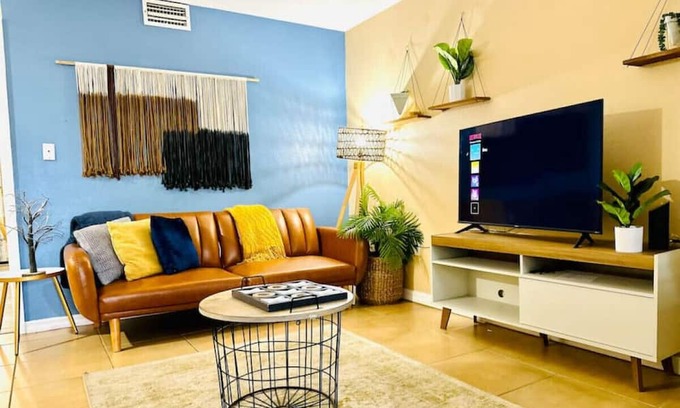 Arlington Park Apartment | King Bed Walk to SMH Hospital