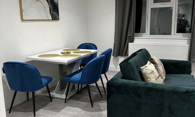 Ashford Apartment | Airport Ease Retreat at Heathrow