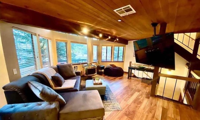 Big Bear Lake House | Beautiful Townhome Next To The Lake & Village