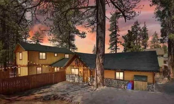 The Village Cabin | Cheerful 4 bedroom cabin with hot tub & lounge