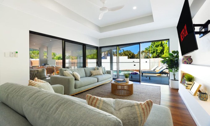 Trinity Park House | Luxury Sunny Oasis: Pool, SUV Hire, Near Marina