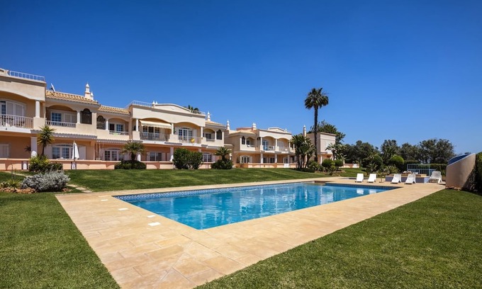 Lagoa e Carvoeiro Apartment | Apartment 'Casa Costa' with Shared Pool, Wi-Fi and Air Conditioning