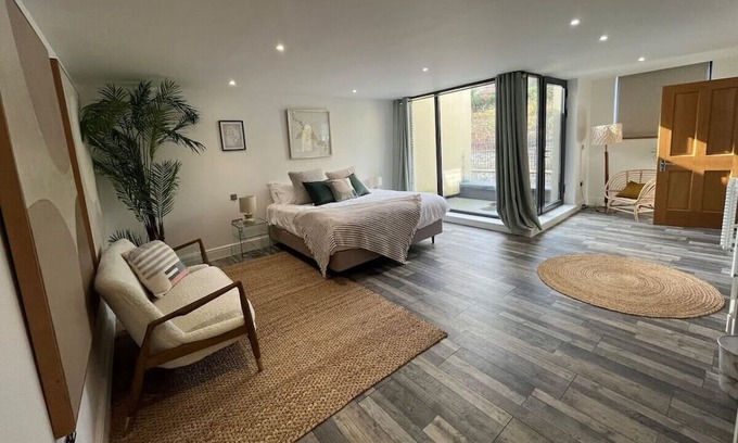 Penarth House | Beachfront Balcony Oasis Room
