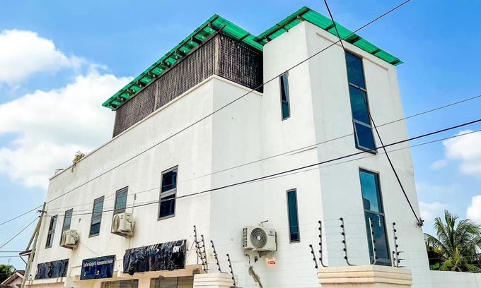 Teshie Apartment | 2 bedroom furnished appartment with a roof top bar for relaxation.