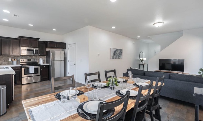 North Image House | Modern 3b/2b Retreat near Portland. Must-See!